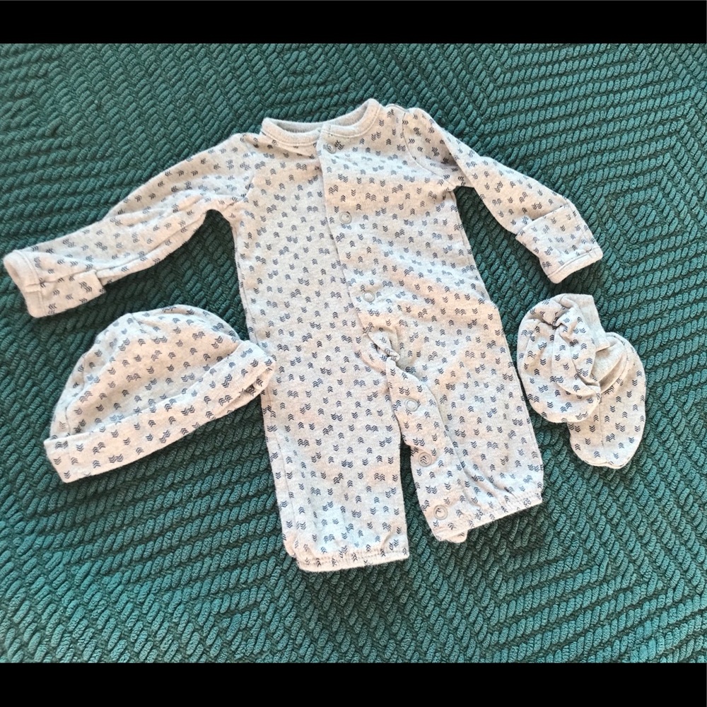 New Carters outfit 3 pc set, hat, Booties & jumper